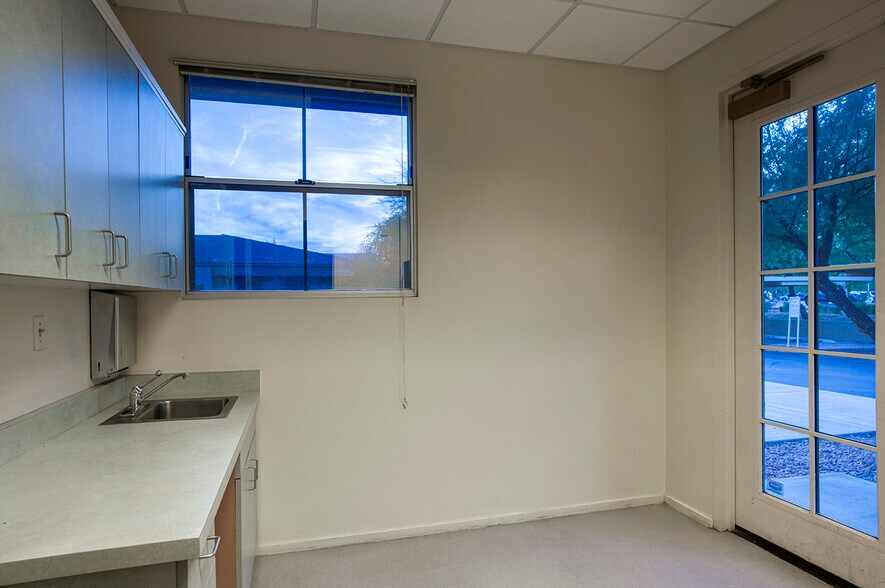 More Photos Of 8438 E Shea Blvd, Scottsdale Medical For Sale