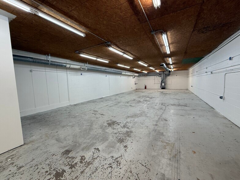 More Photos Of 713 Acme St, Denton Service For Lease