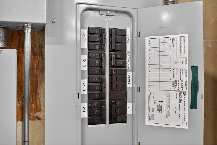 More Photos Of 1322-1326 Obispo Ave, Long Beach Warehouse For Lease