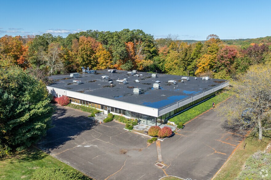 More Photos Of 1 Trefoil Dr, Trumbull Showroom For Lease