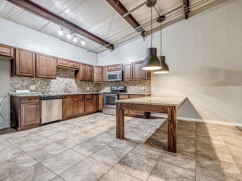 More Photos Of 6355 Boucher Dr, Edmond Showroom For Lease