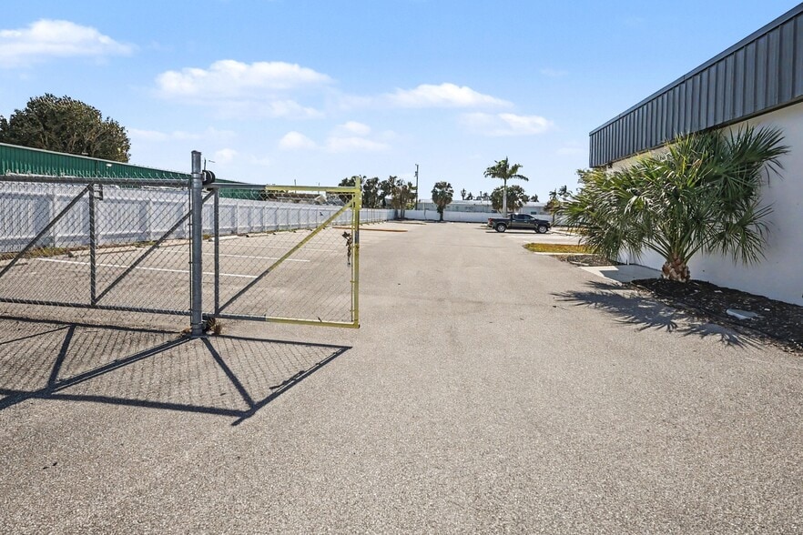 More Photos Of 1288 N Tamiami Trl, North Fort Myers Office For Lease