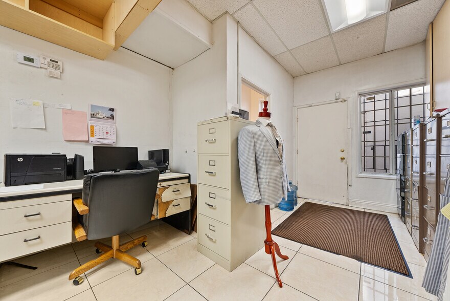 More Photos Of 12437 Ventura Blvd, Studio City Storefront For Lease