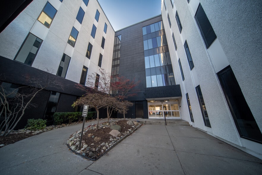 More Photos Of 23077 Greenfield Rd, Southfield Medical For Lease