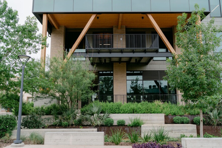 More Photos Of 711 Broadway St, San Antonio Office For Sale