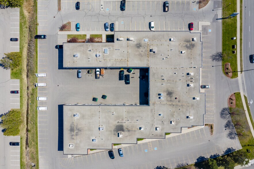 More Photos Of 620 Davenport Rd, Waterloo Freestanding For Lease