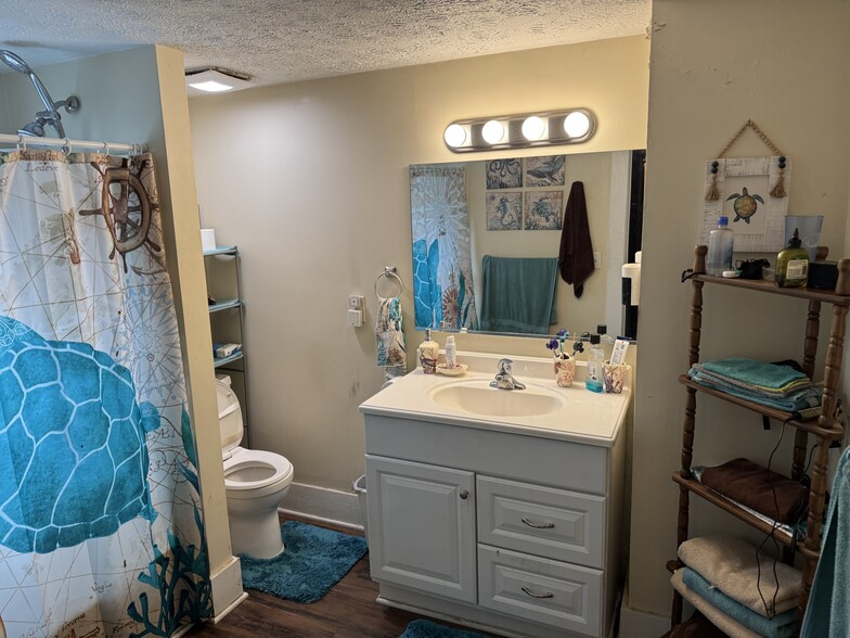 More Photos Of 444 S Meridian St, Ravenna Medical For Sale