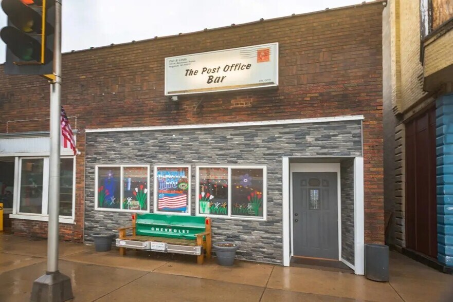 More Photos Of 125 W Bannerman Ave, Redgranite Bar For Sale