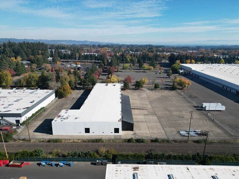 More Photos Of 29125 SW Casting St, Wilsonville Distribution For Lease