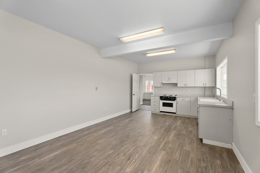 More Photos Of 180 Weyerhaeuser Dr N, Roseburg Warehouse For Sale