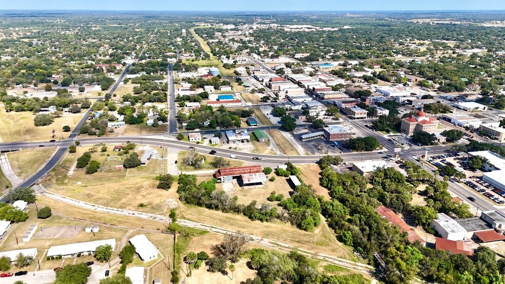 More Photos Of 305 W Houston St, Beeville Warehouse For Sale