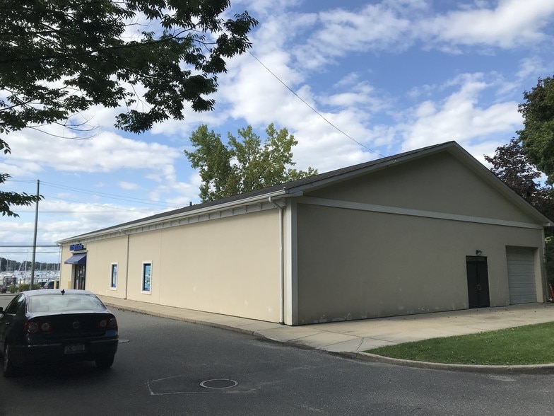 More Photos Of 56 N New York Ave, Huntington Freestanding For Sale