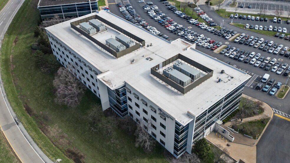 More Photos Of 111 Corporate Office Dr, Earth City Office For Lease