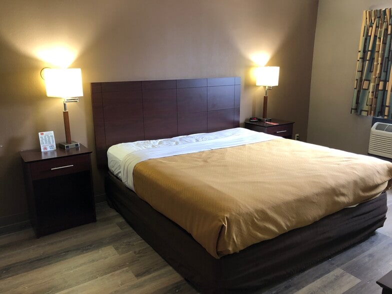 More Photos Of 2600 SE 16th St, Ames Hotel For Sale