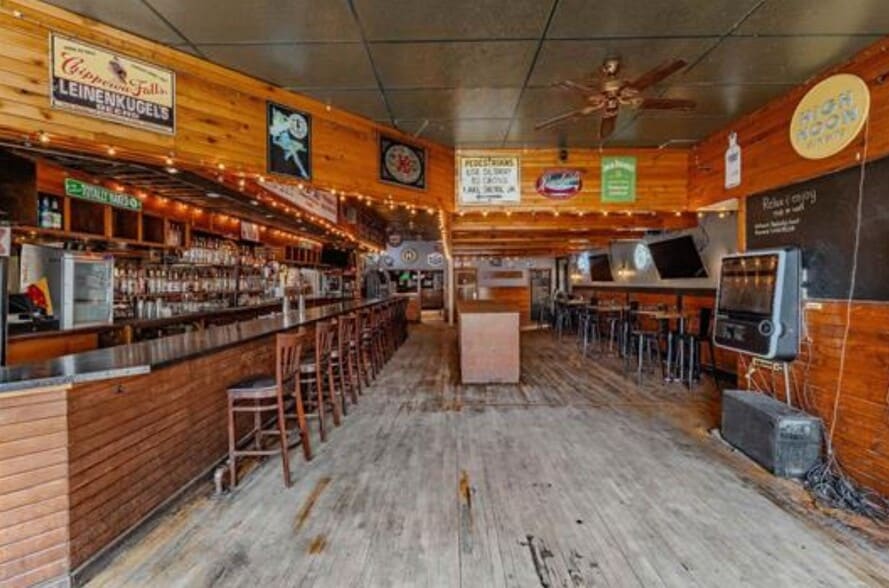 More Photos Of 544 N Main St, Oshkosh General Retail For Sale