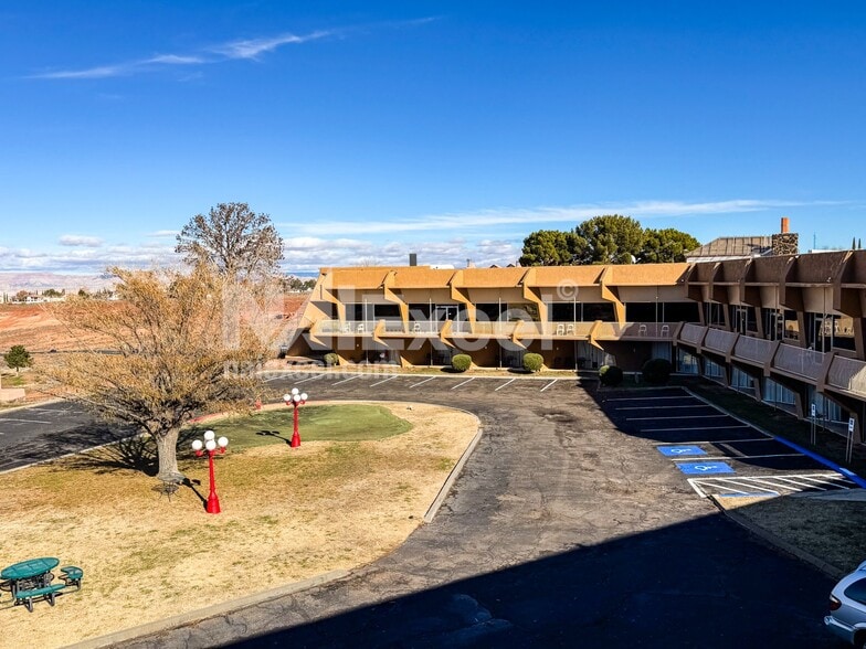 More Photos Of 287 N Lake Powell Blvd, Page Hotel For Sale