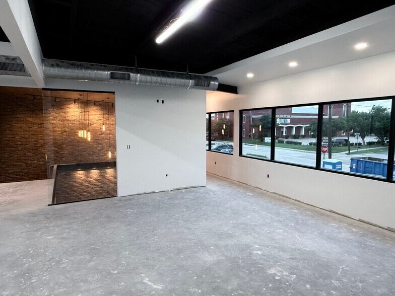 More Photos Of 410 E Church St, Lewisville Showroom For Sale