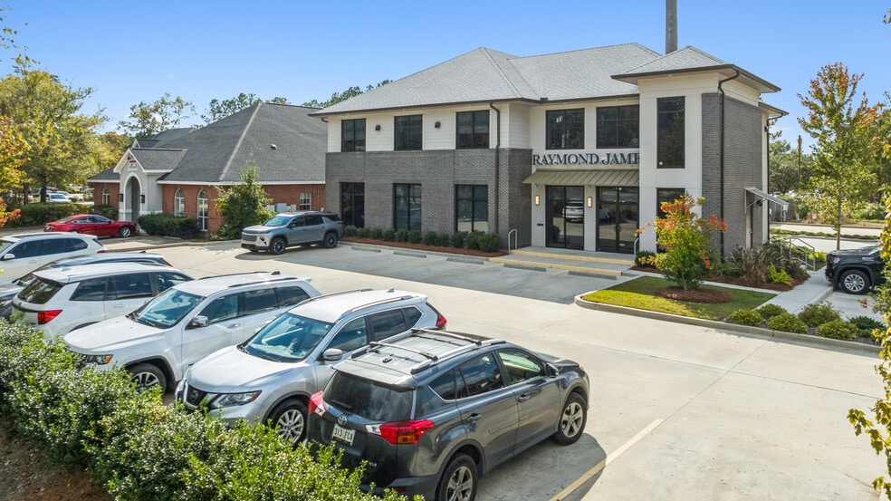 Primary Photo Of 1540 W Causeway Approach, Mandeville Bank For Sale