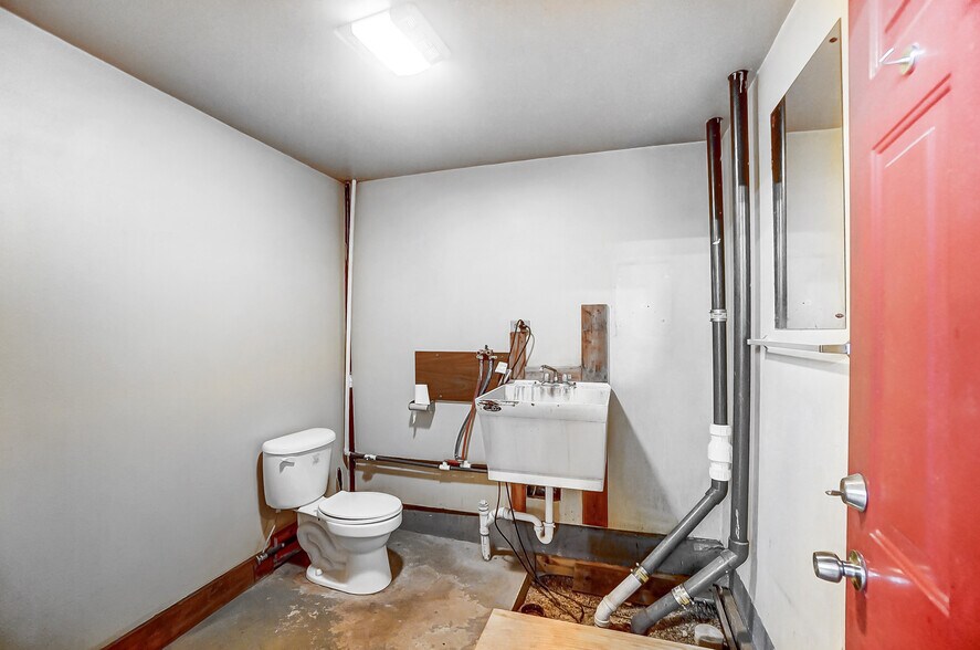 More Photos Of 20660 W Bowling Green Road, Weston Auto Repair For Sale