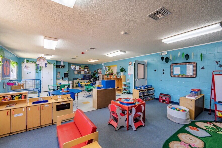 More Photos Of 522 NW Turner Rd, Lake City Daycare Center For Sale