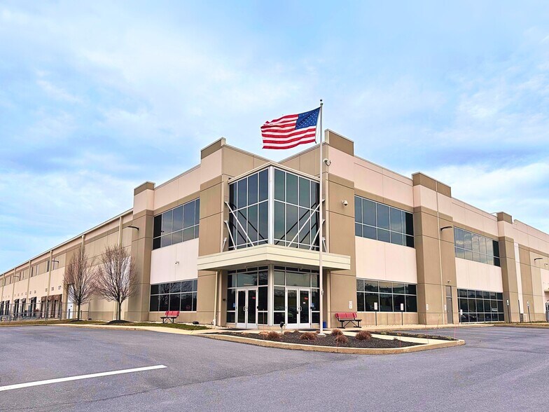 More Photos Of 20 Leo Ln, York Distribution For Lease