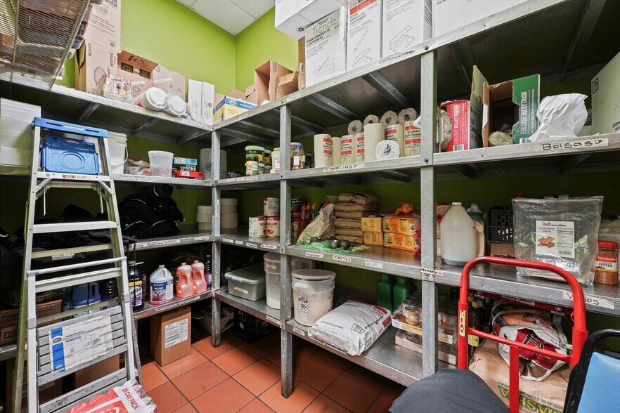 More Photos Of 918 W Plantation Dr, Clute Restaurant For Sale