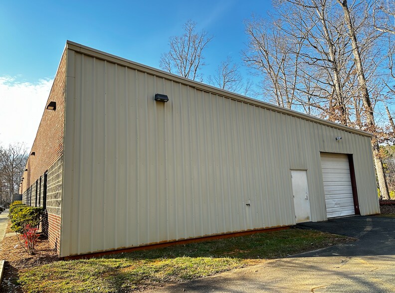More Photos Of 600 Meadowlands Dr, Hillsborough Research And Development For Lease