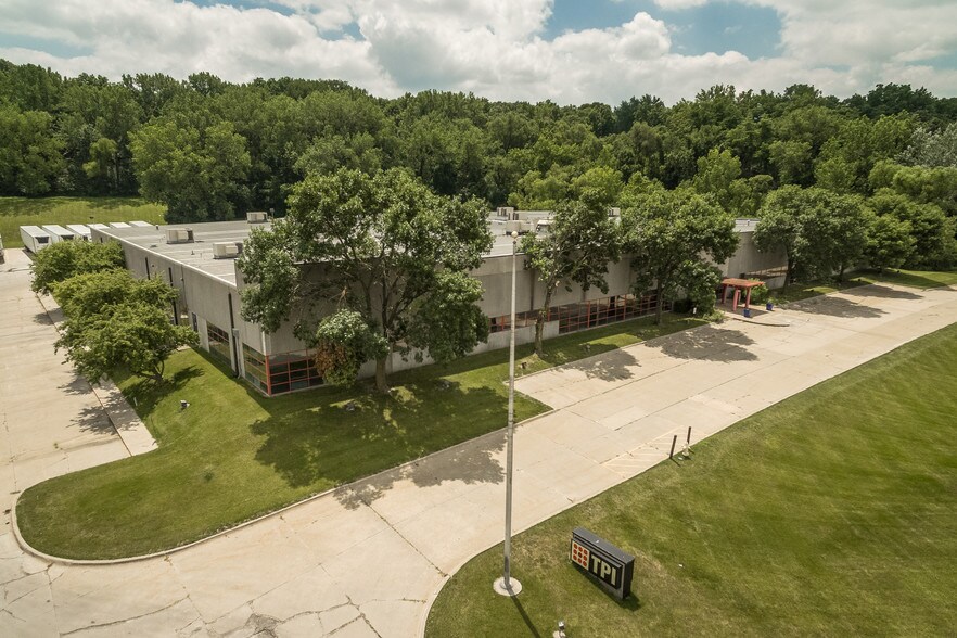 More Photos Of 1202 Thomas Beck Rd, Des Moines Flex For Lease