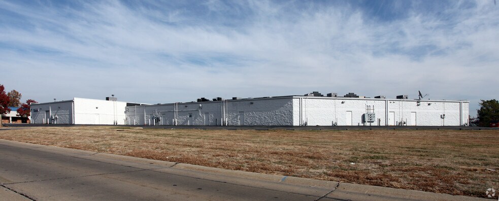 More Photos Of 3115 Meridian Parke Dr, Greenwood Unknown For Lease