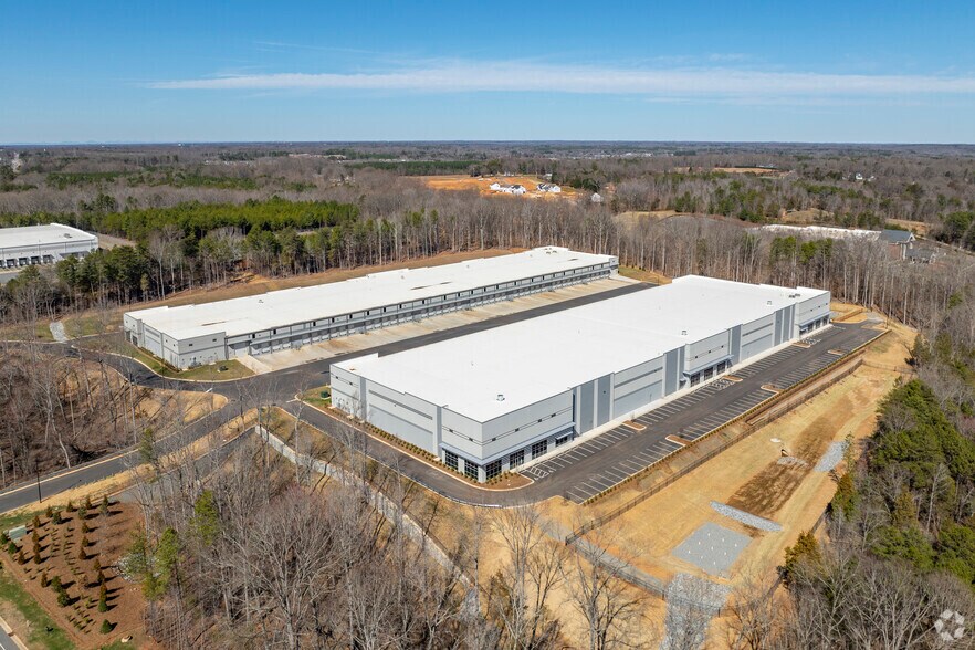 More Photos Of 13015 Jamesburg Dr, Huntersville Distribution For Lease