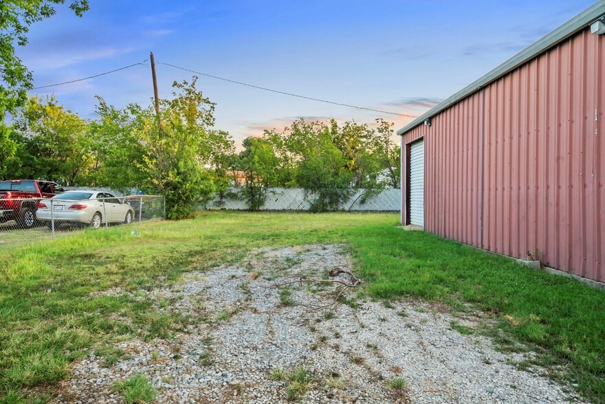 More Photos Of 2105 NE 2nd St, Mineral Wells Warehouse For Sale