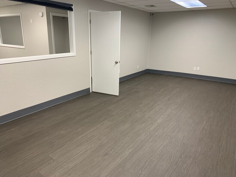 More Photos Of 10308 State Line Rd, Leawood Office For Lease