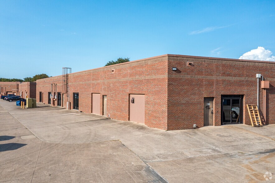 More Photos Of 3900-4096 Sandshell Dr, Fort Worth Showroom For Lease