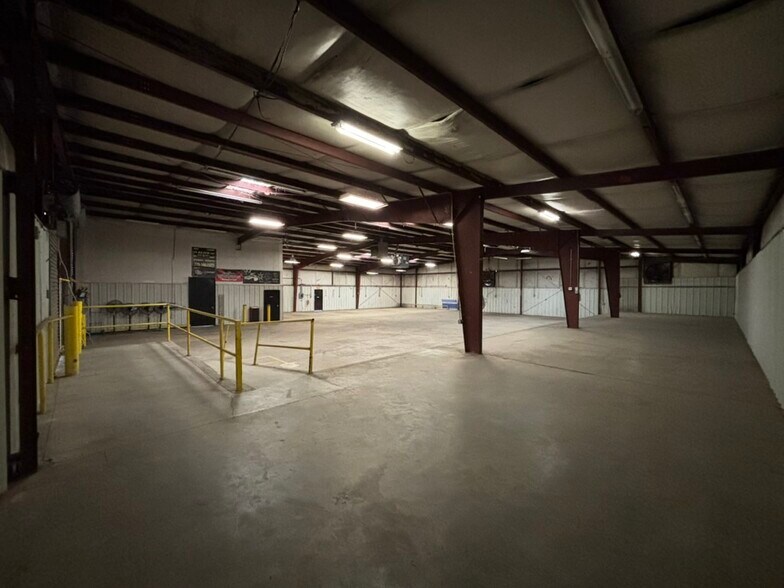 More Photos Of 1189 Joe Frank Harris Pky, Cartersville Showroom For Lease