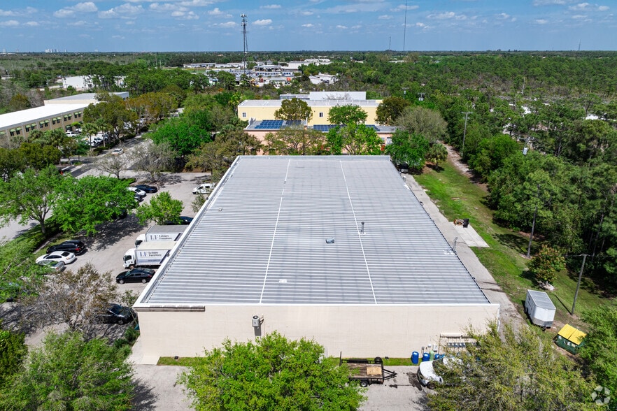 More Photos Of 1076 Business Ln, Naples Showroom For Lease