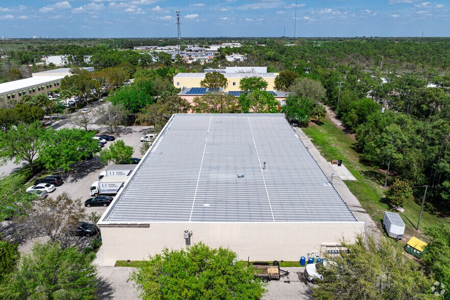 More Photos Of 1076 Business Ln, Naples Showroom For Sale