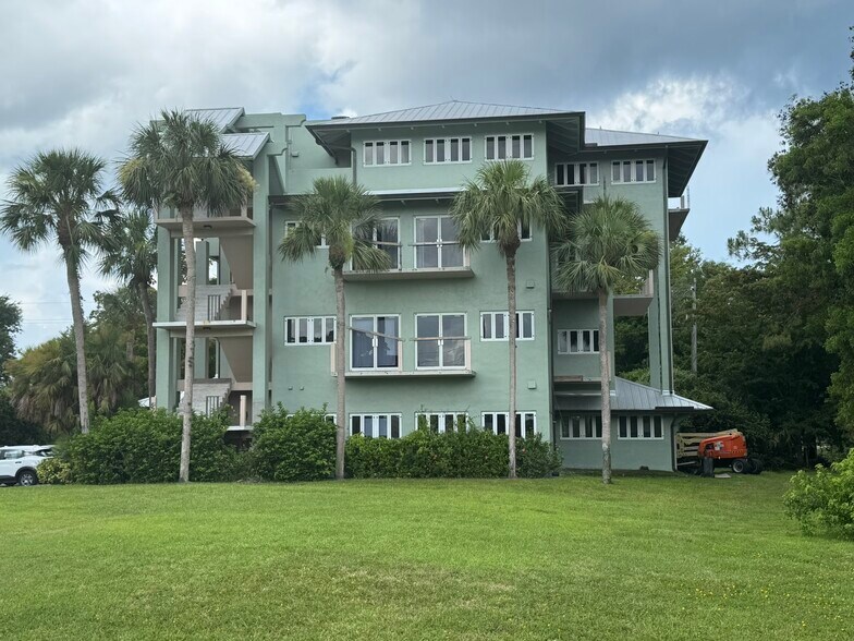 More Photos Of 4532 Tamiami Trl E, Naples Office For Lease
