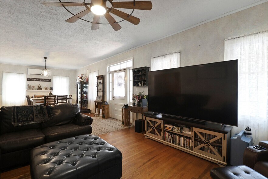 More Photos Of 701 N Oak St, Springfield Office Residential For Sale