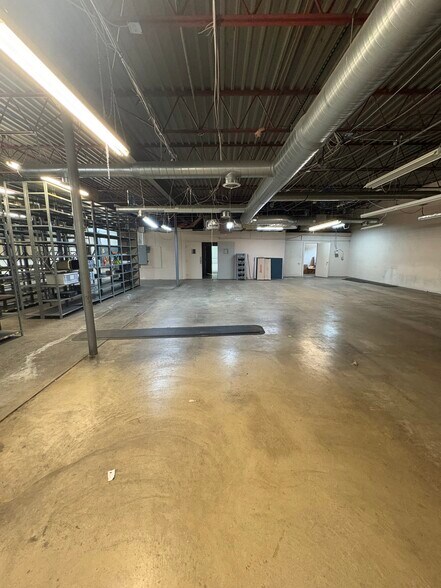 More Photos Of 1927 N Capitol Ave, Indianapolis Flex For Sale