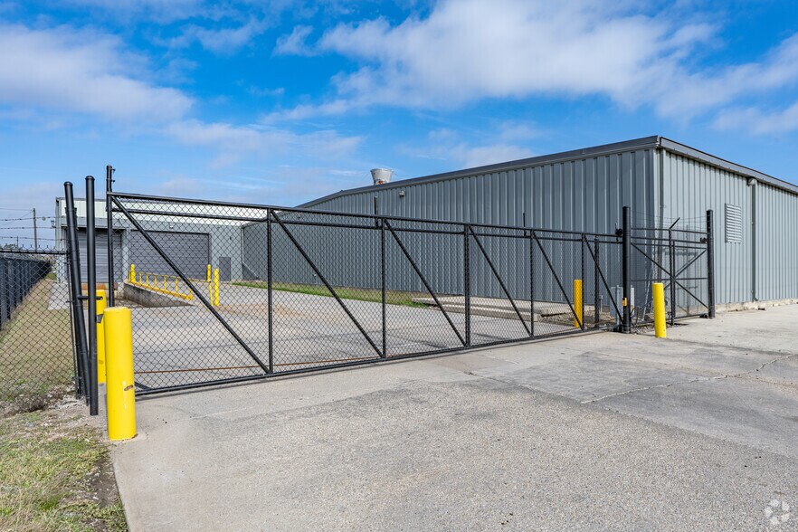 More Photos Of 403 W Admiral Doyle Dr, New Iberia Distribution For Sale