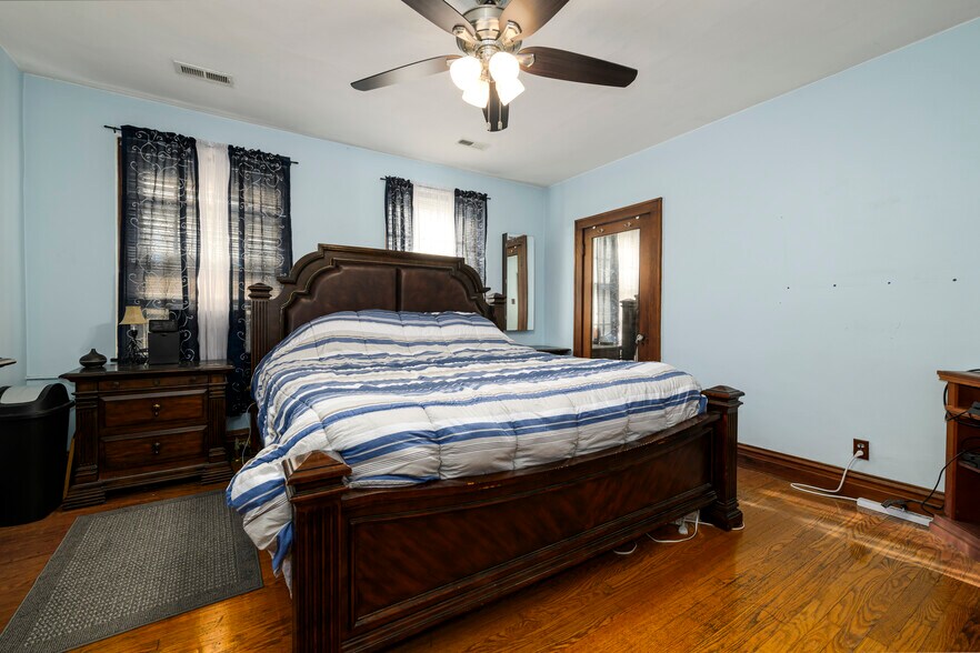 More Photos Of 5001 Pernod Ave, Saint Louis Flex For Sale