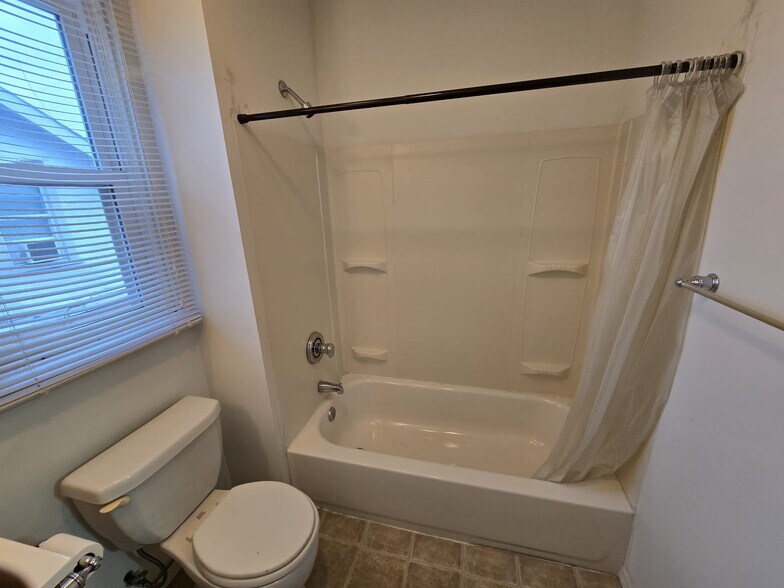 More Photos Of 2311 S Big Bend Blvd, Maplewood Office For Lease