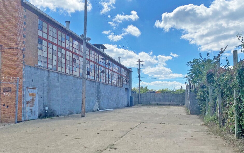 More Photos Of 8837 Lyndon St, Detroit Warehouse For Sale