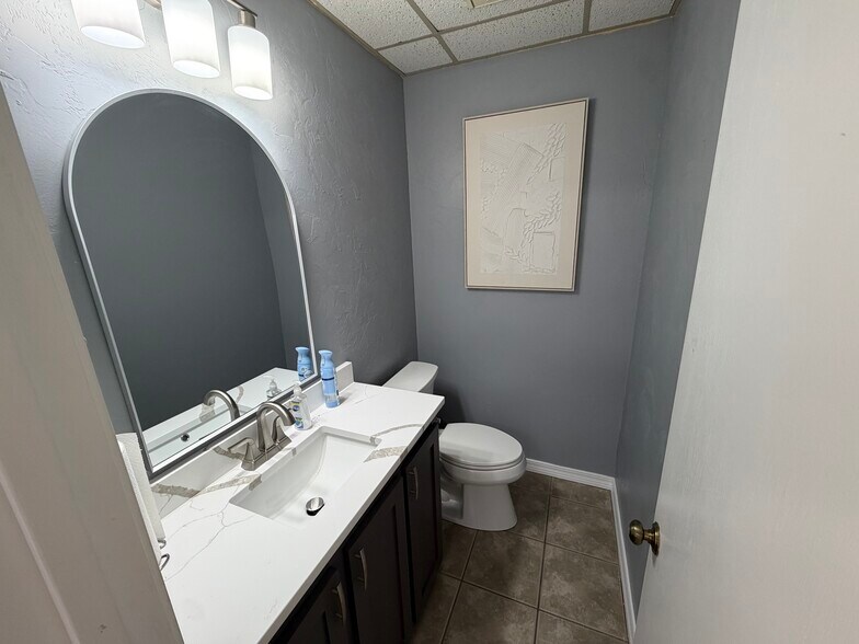 More Photos Of 11902 N Pennsylvania Ave, Oklahoma City Office For Lease