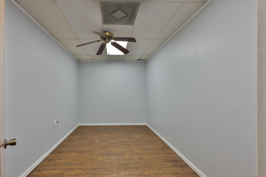 More Photos Of 1801 28th St N, Saint Petersburg Showroom For Sale