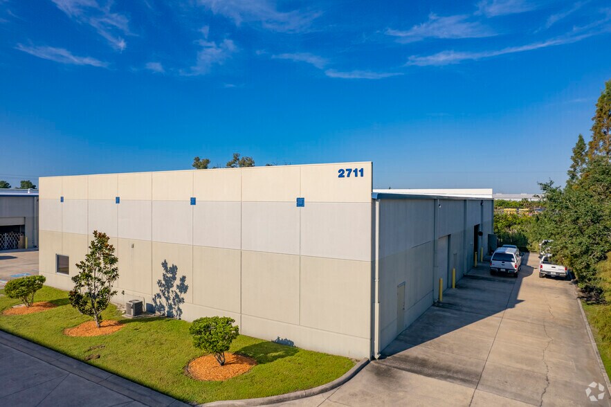 More Photos Of 2711-2719 Causeway Center Dr, Tampa Light Manufacturing For Lease