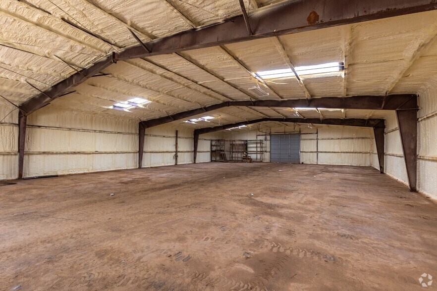 More Photos Of 1516 S Sycamore St, Palestine Warehouse For Sale