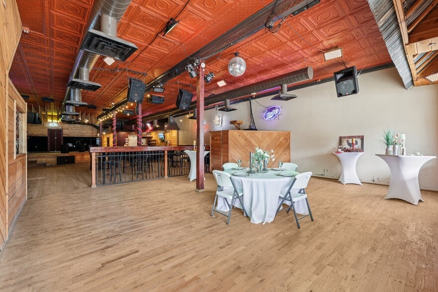 More Photos Of 113 N Main St, Moulton Bar For Sale