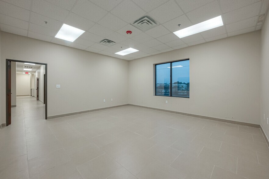 More Photos Of 11820 S Sam Houston Pkwy W, Houston Warehouse For Lease