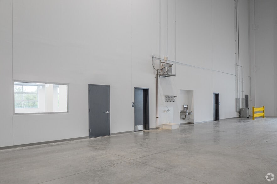 More Photos Of 542 SE Loop 410, San Antonio Warehouse For Lease